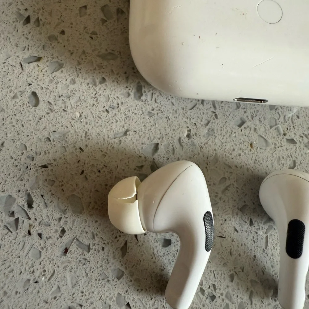 Apple AirPods Pro with Charging Case - Picture 5 of 6